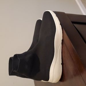Slip on fitted sock sneaker